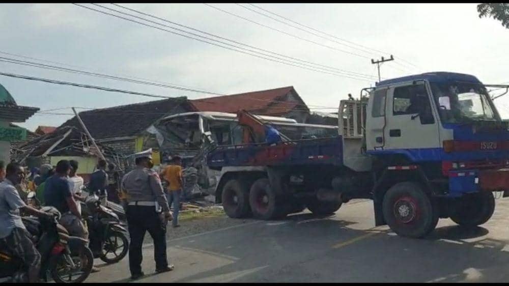 Bus menabrak 4 bangunan rumah di Lamongan, 8 orang dilaporkan terluka. Dok Istimewa