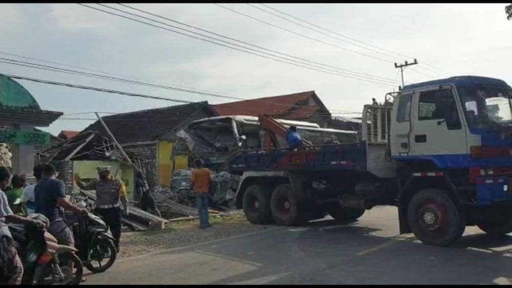 Bus Seruduk 4 Rumah di Lamongan, 8 Orang Terluka