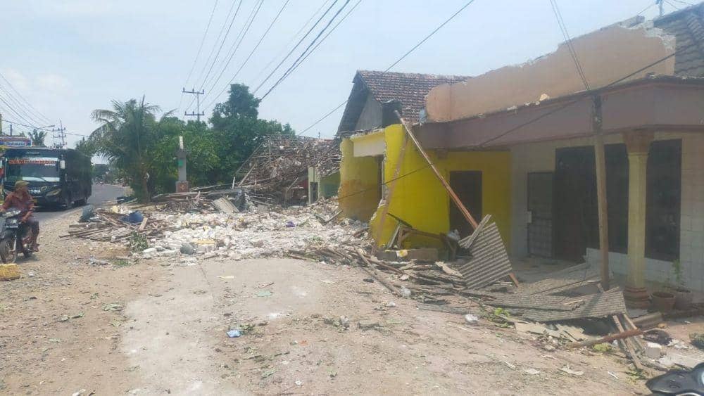 Bus menabrak 4 bangunan rumah di Lamongan, 8 orang dilaporkan terluka. Dok Istimewa