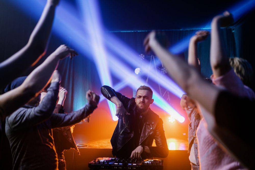 ilustrasi DJ party (pexels.com/Alena Darmel)