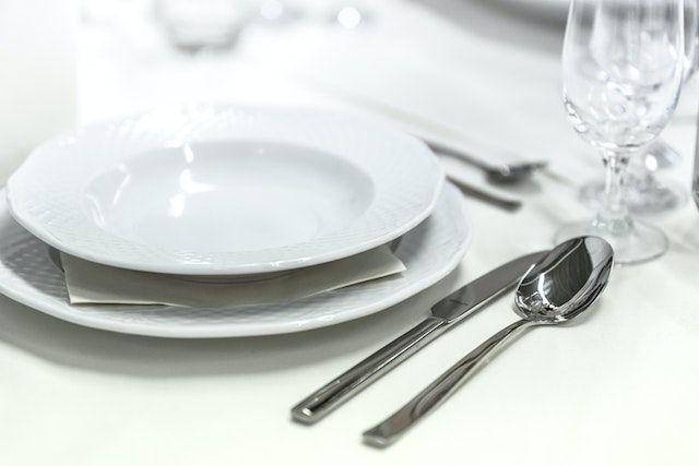ilustrasi alat makan (pexels.com/PhotoMIX Company)