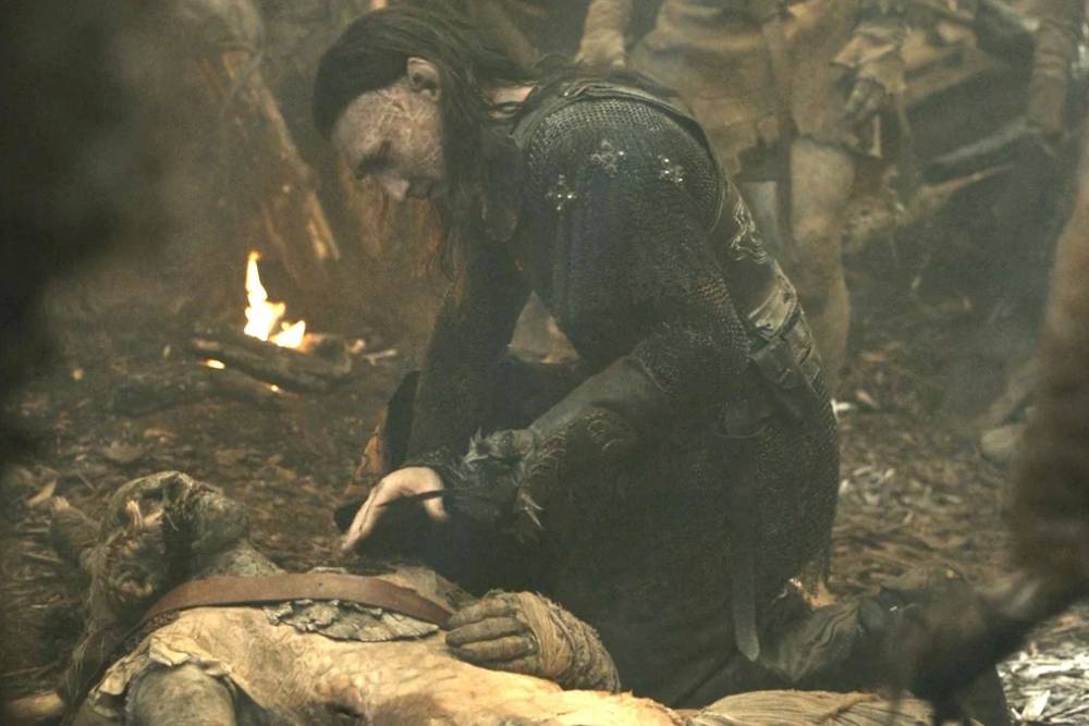 Adar berbelasungkawa atas kematian orc (dok. Prime Video/The Lord of the Rings: The Rings of Power)