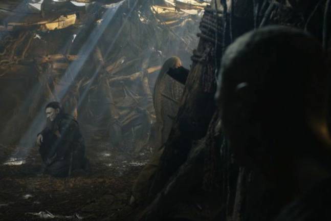Adar sedang berbicara dengan Arondir (dok. Prime Video/The Lord of the Rings: The Rings of Power)