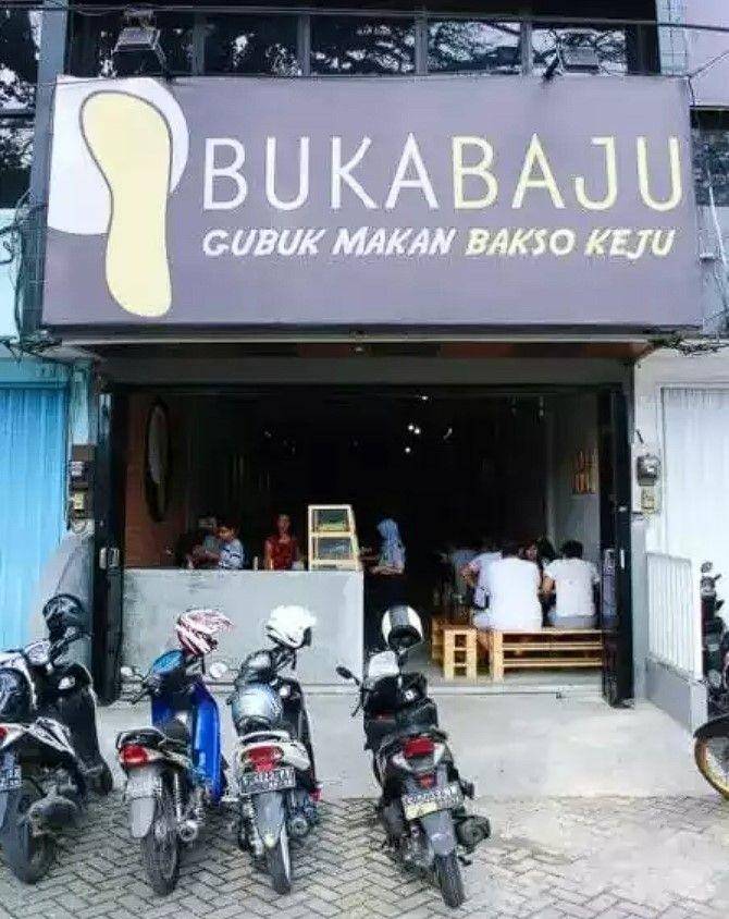 spanduk pakai kata singkatan (twitter.com/nocontextwarung)