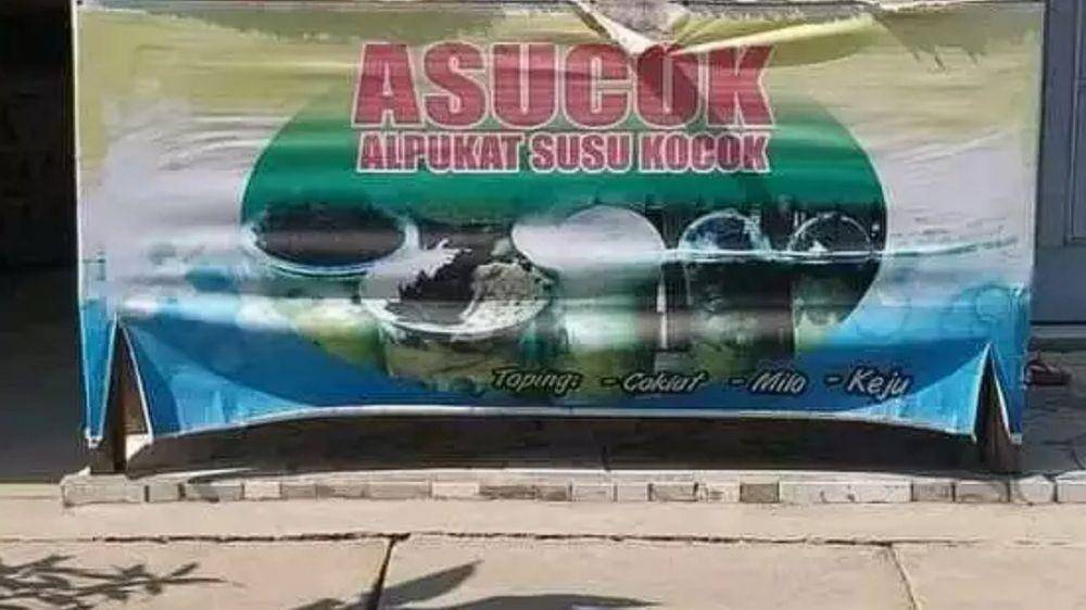 spanduk pakai kata singkatan (twitter.com/nocontextwarung)