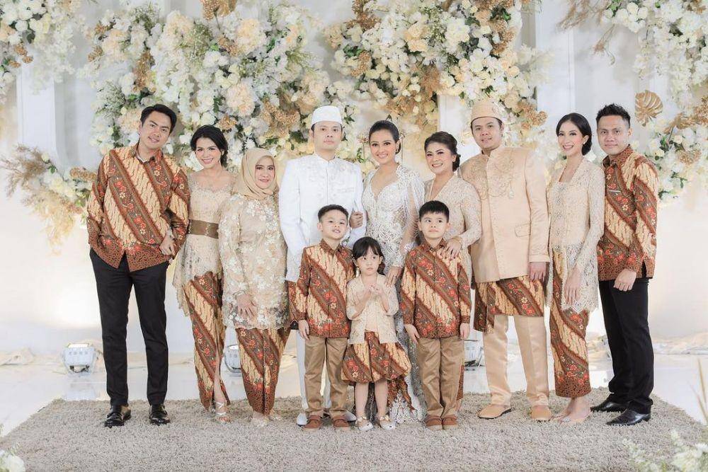 Kebaya dan dress brokat. (instagram.com/kalialabitta_)