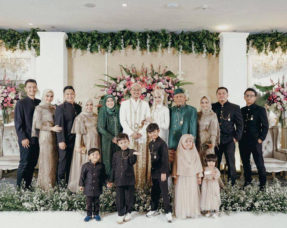 Kebaya dan dress brokat. (instagram.com/tiqasya)