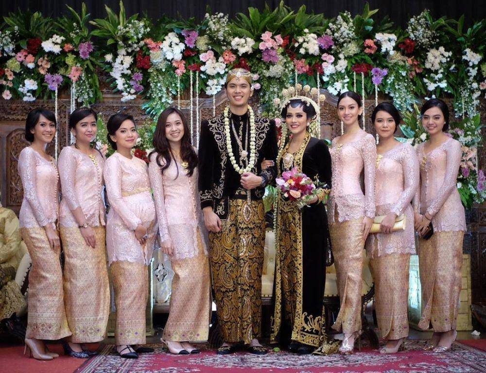 Kebaya dan dress brokat. (insatgram.com/karinadila8921)