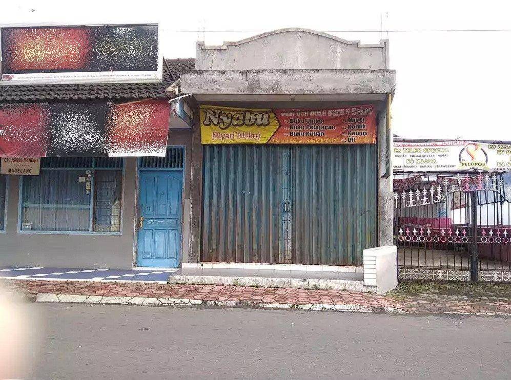 spanduk pakai kata singkatan (twitter.com/nocontextwarung)