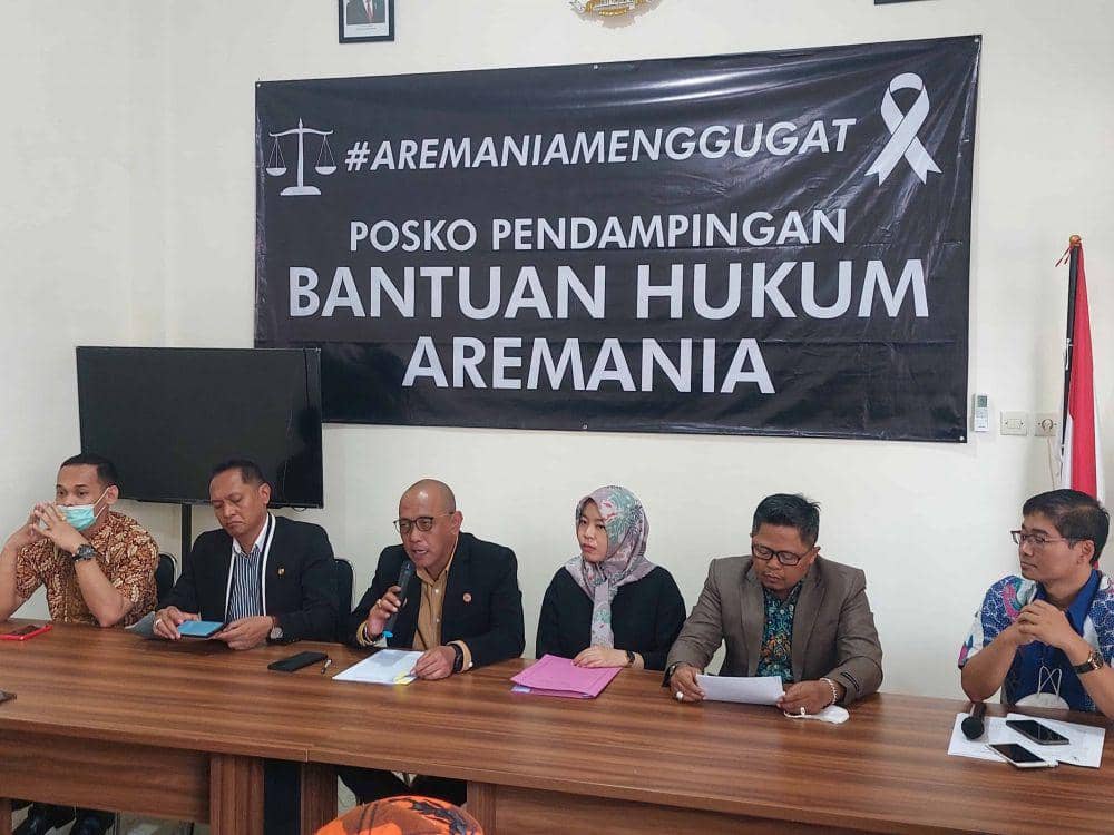 Posko bantuan hukum untuk Aremania pasca peristiwa di Kanjuruhan. IDN Times/Alfi Ramadana