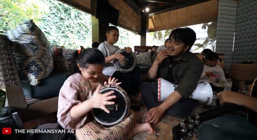 Arsy dan Sulaiman duet selawat. (dok. youtube.com/The Hermansyah A6)