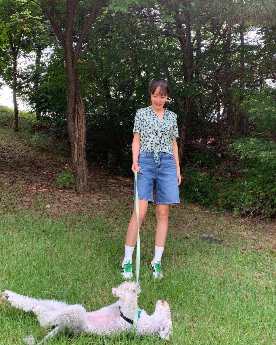 OOTD nyentrik ala Uhm Ji Won (instagram.com/umjeewon)