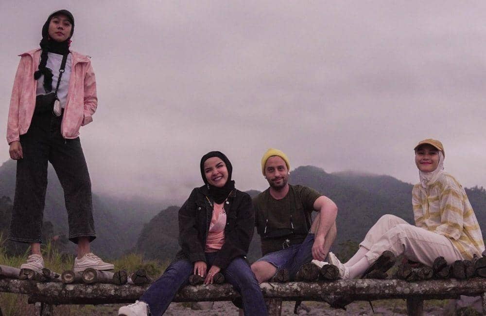 Potret Dave Moffatt bersama Zaskia, Tasya, dan teman-temannya di Lava Tour Merapi (instagram.com/davemoffattmusic)