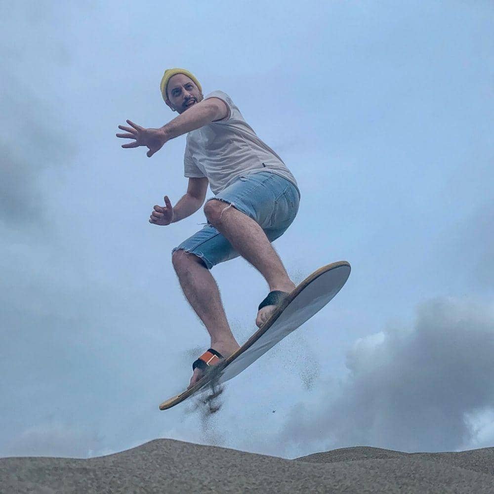 Potret Dave Moffatt bermain sandboarding di Gumuk Pasir Parangkusumo (instagram.com/davemoffattmusic)