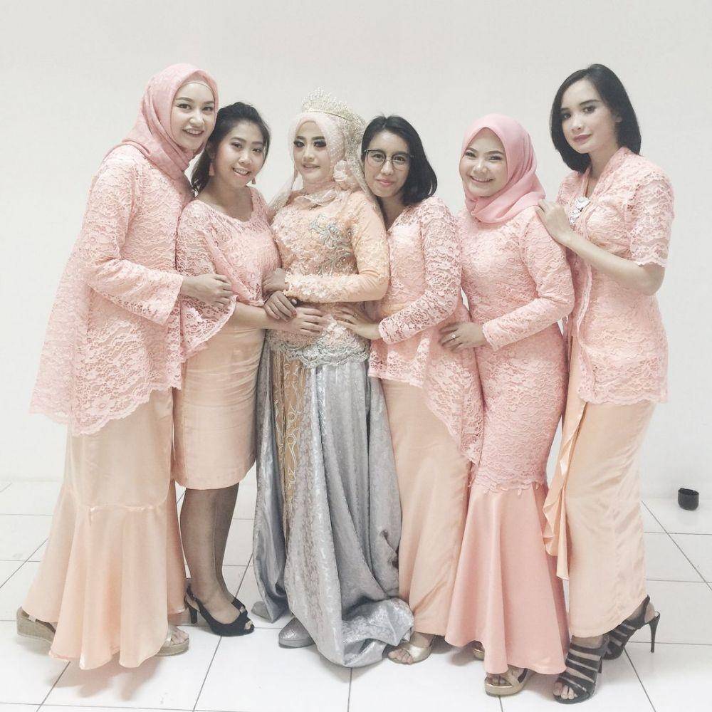 Kebaya dan dress brokat. (instagram.com/bahjatina)