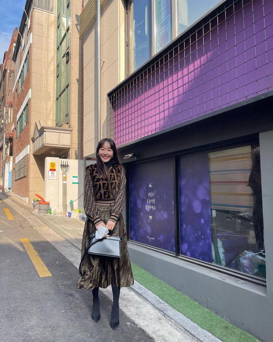 OOTD nyentrik ala Uhm Ji Won (instagram.com/umjeewon)