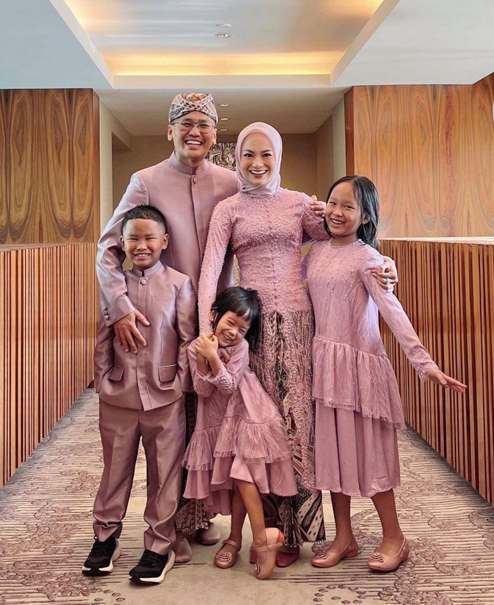 Kebaya dan dress brokat. (insatgram.com/abigailaudity)
