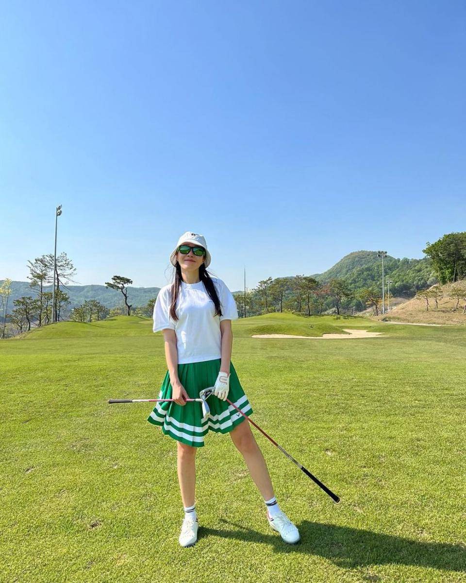 OOTD nyentrik ala Uhm Ji Won (instagram.com/umjeewon)