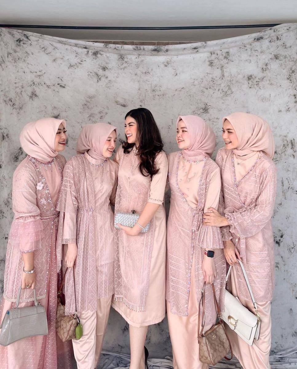 Kebaya dan dress brokat. (instagram.com/elsanoviolin)