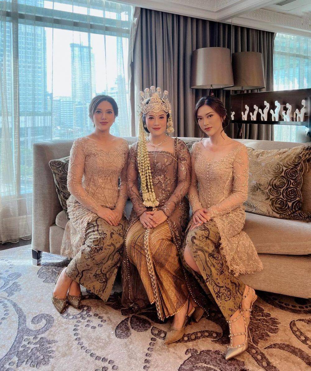 Kebaya dan dress brokat. (instagram.com/dindranashriyah)