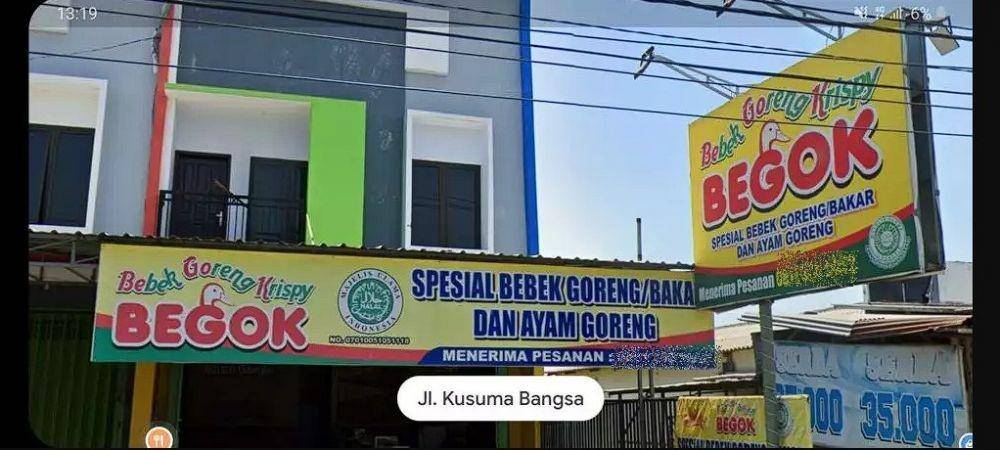 spanduk pakai kata singkatan (twitter.com/nocontextwarung)