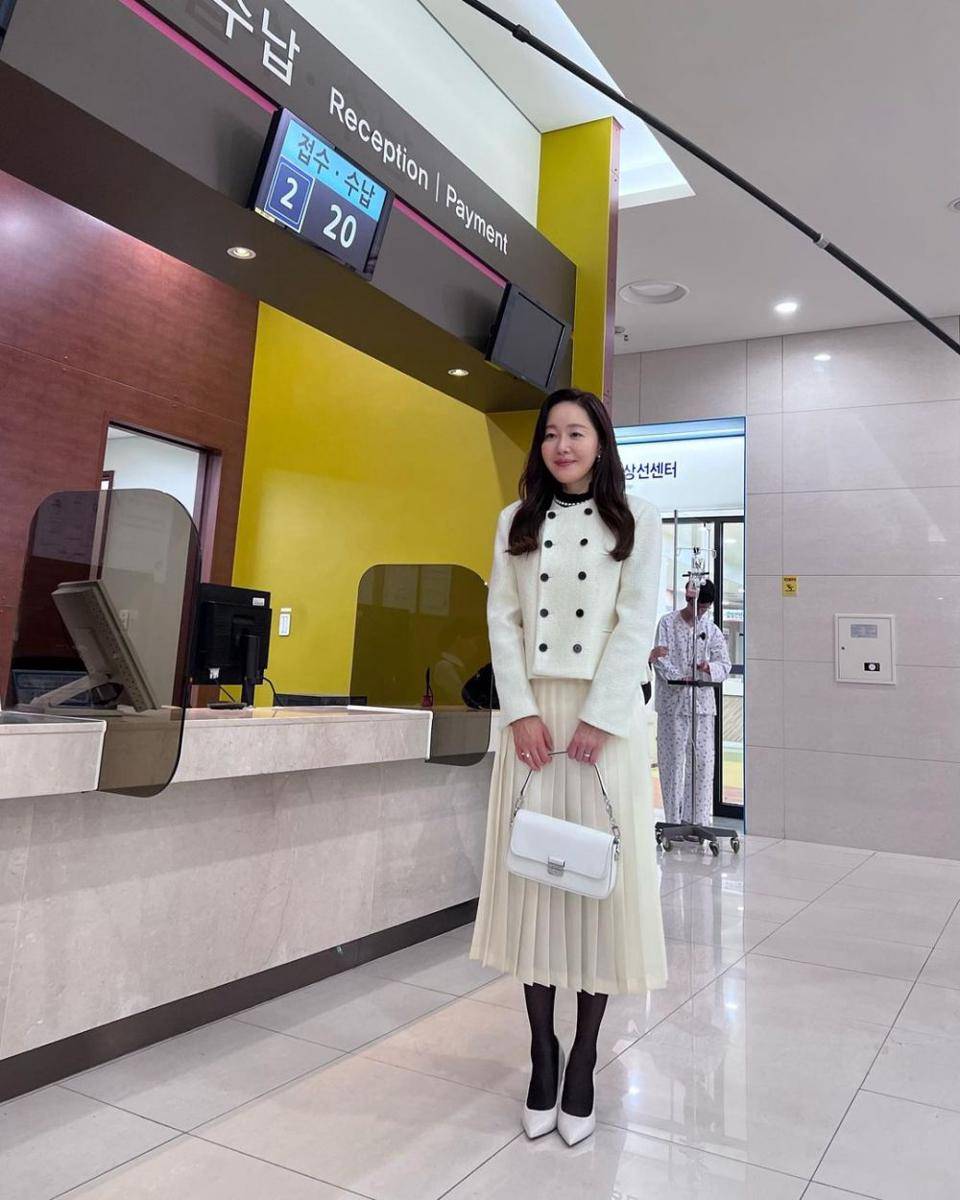 OOTD nyentrik ala Uhm Ji Won (instagram.com/umjeewon)