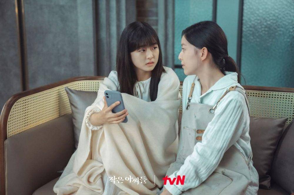 Park Ji Hu dan Jeon Chae Eun di drama Little Women (instagram.com/tvn_drama)