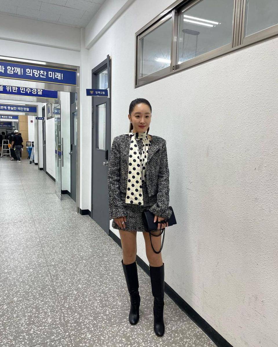 OOTD nyentrik ala Uhm Ji Won (instagram.com/umjeewon)