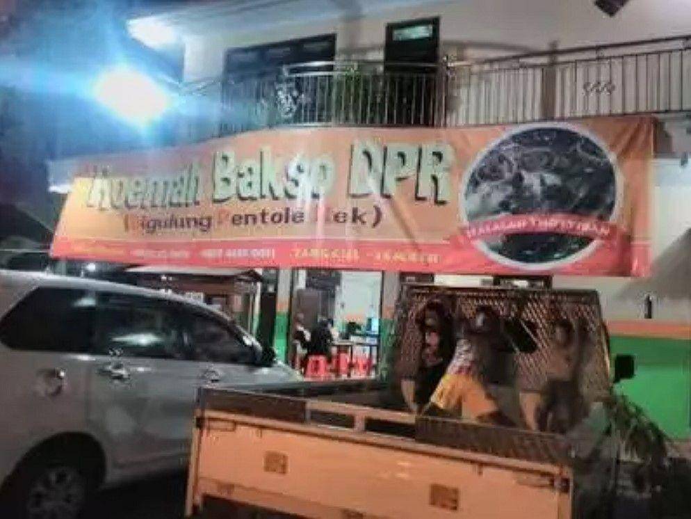 spanduk pakai kata singkatan (twitter.com/nocontextwarung)