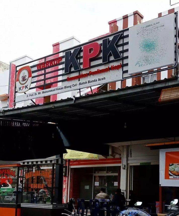 spanduk pakai kata singkatan (twitter.com/nocontextwarung)