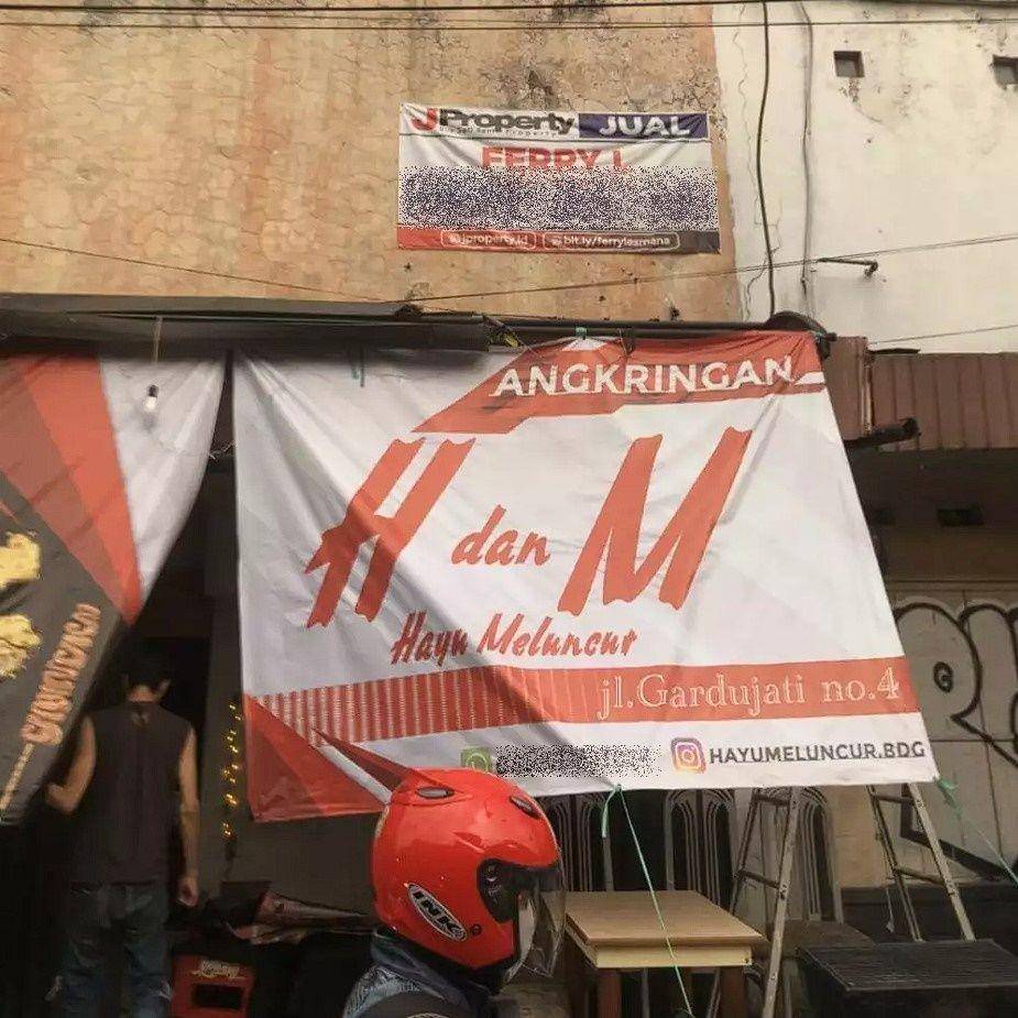 spanduk pakai kata singkatan (twitter.com/nocontextwarung)