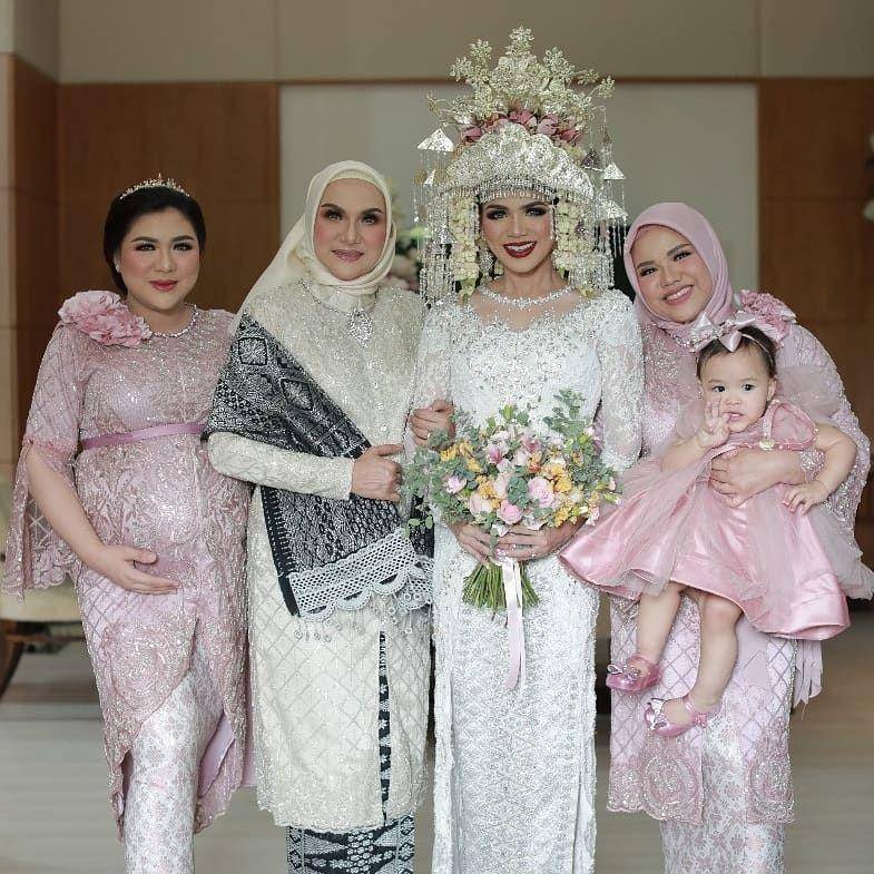 Kebaya dan dress brokat. (instagram.com/vickyshu)