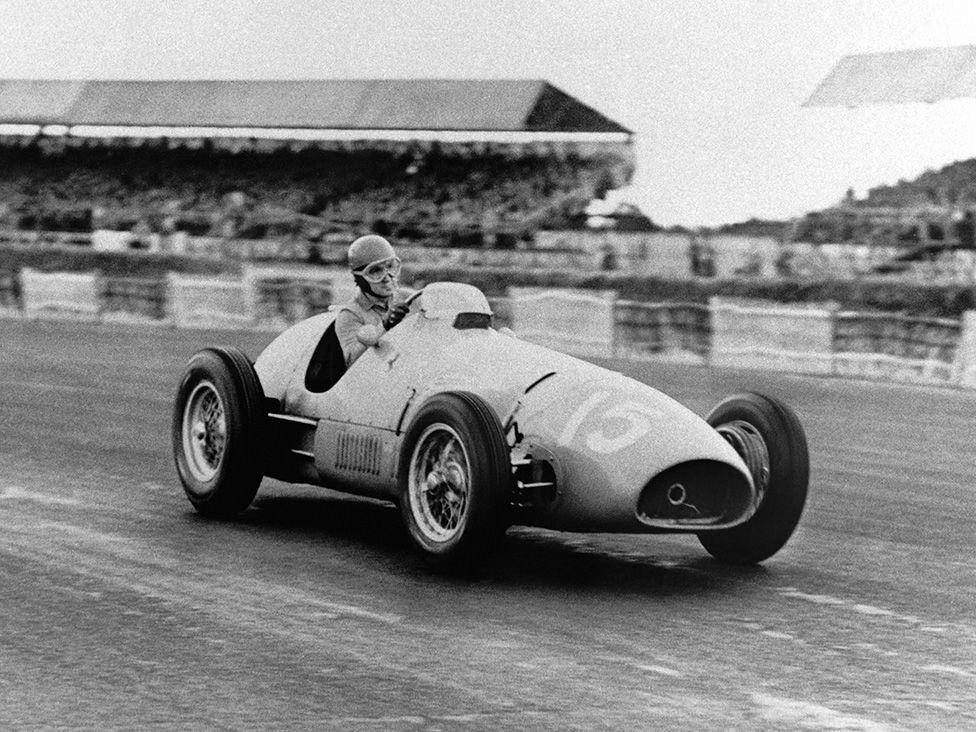 Alberto Ascari saat mengemudikan Ferrari Tipo 500 (ferrari.com)