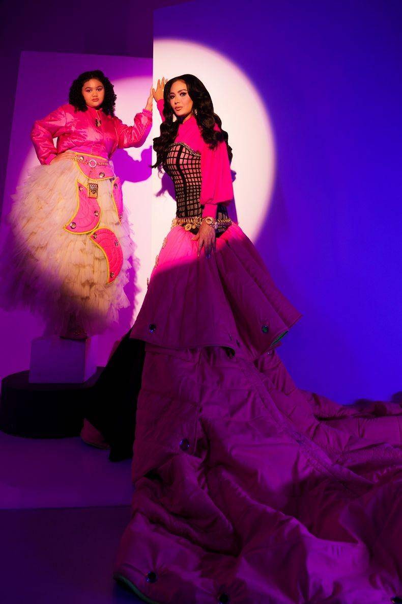 Gaya Amora Lemos dan Krisdayanti dalam hasil karya styling Caren Delano untuk event Abracadabra. 7 Oktober 2022. (dok. Tim Muara Bagdja)