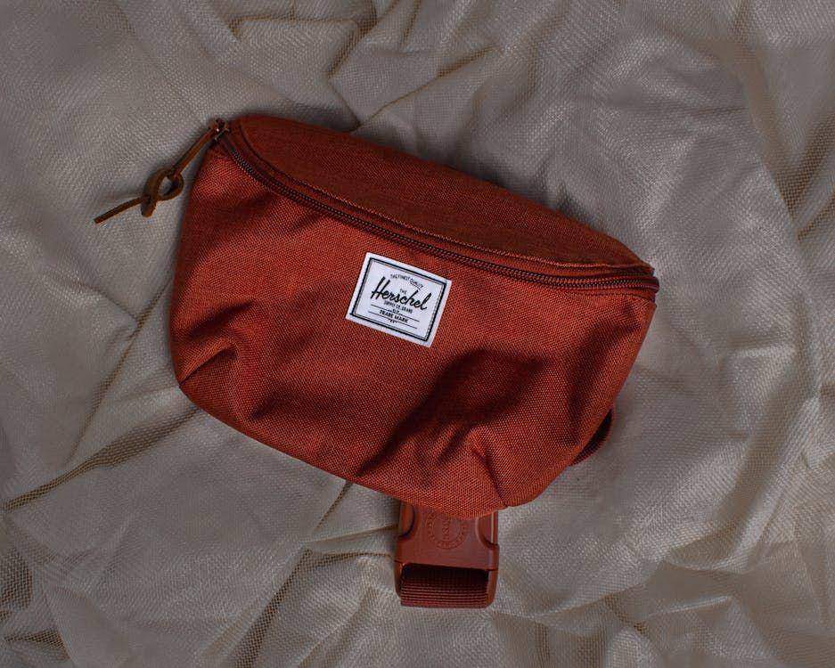 ilustrasi waist bag (pexels.com/Ufuk Muzaffer Özdemir)