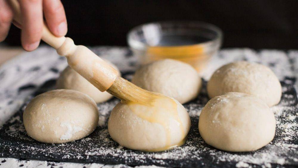 ilustrasi adonan roti yang sedang dioles (freepik.com/freepik)
