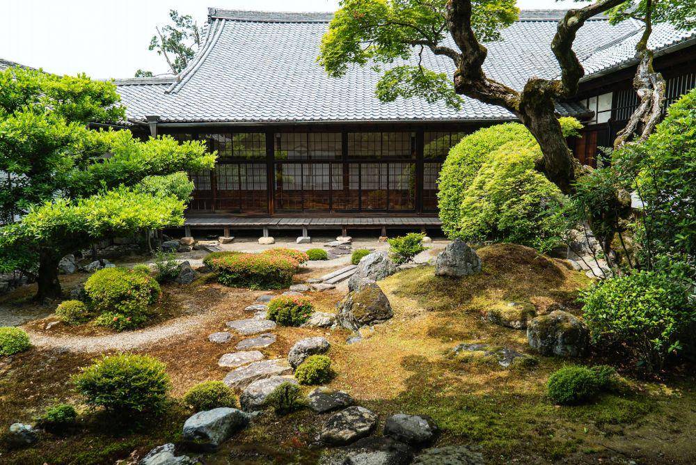 Desain rock garden di halaman rumah (unsplash.com/David Emrich)