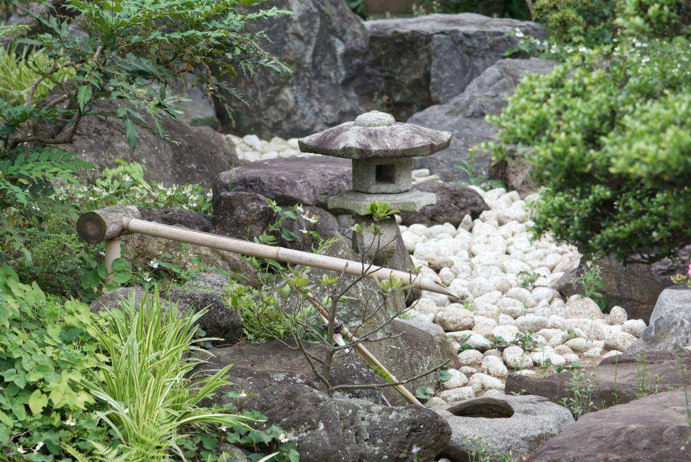 Desain rock garden di halaman rumah (unsplash.com/David Martín)