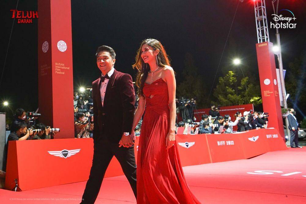 Deva Mahenra dan Mikha Tambayong di red carpet BIFF 2022 (dok. Disney+ Hotstar)