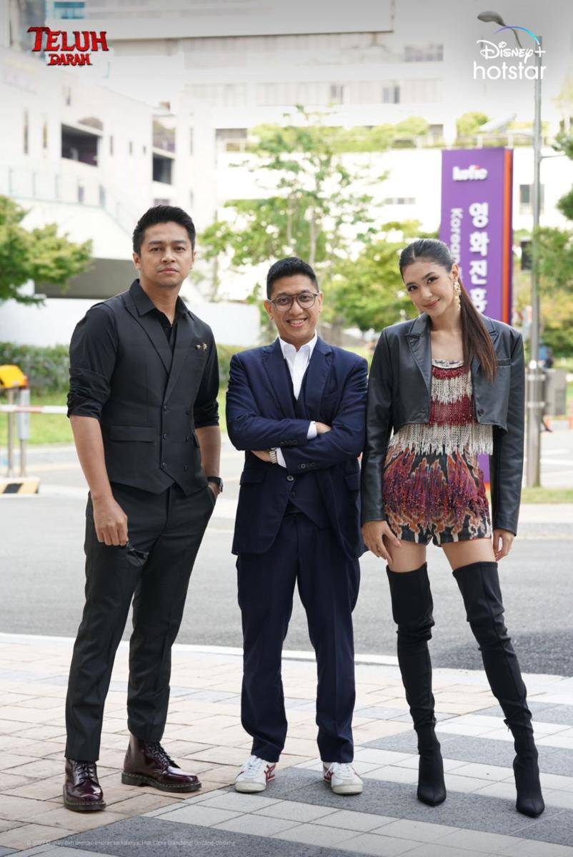 Deva Mahenra, Kimo Stamboel, dan Mikha Tambayong di world premier Teluh Darah di BIFF 2022 (dok. Disney+ Hotstar)