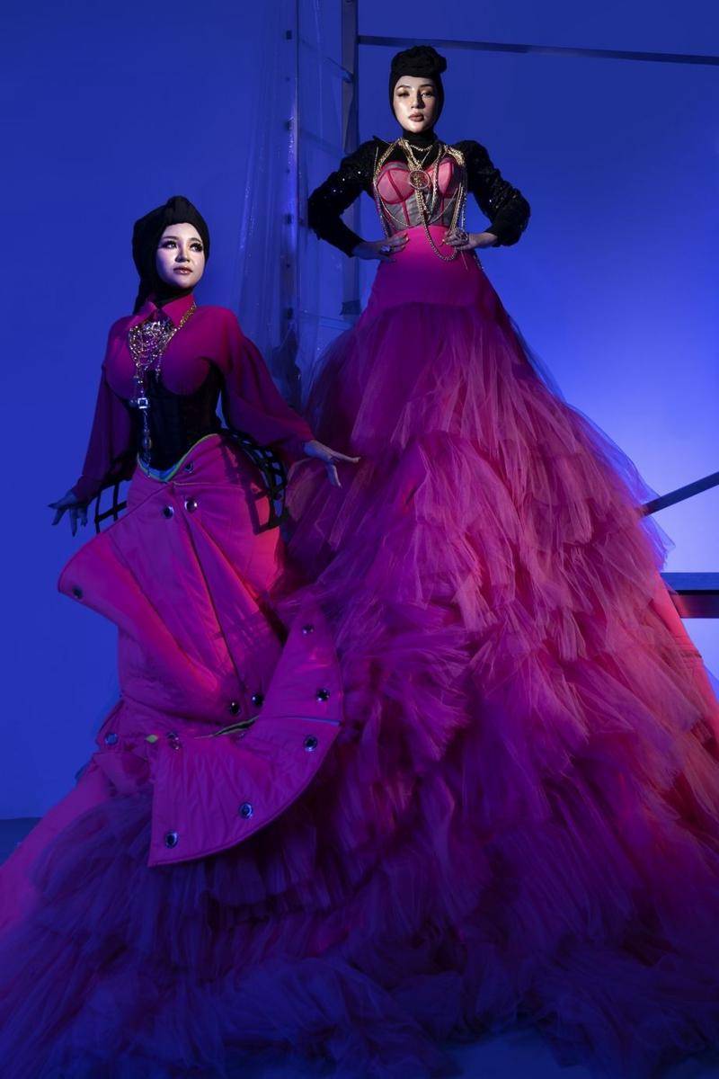 Gaya Herlin Kenza dan Shella Saukia dalam hasil karya styling Caren Delano untuk event Abracadabra. 7 Oktober 2022. (dok. Tim Muara Bagdja)