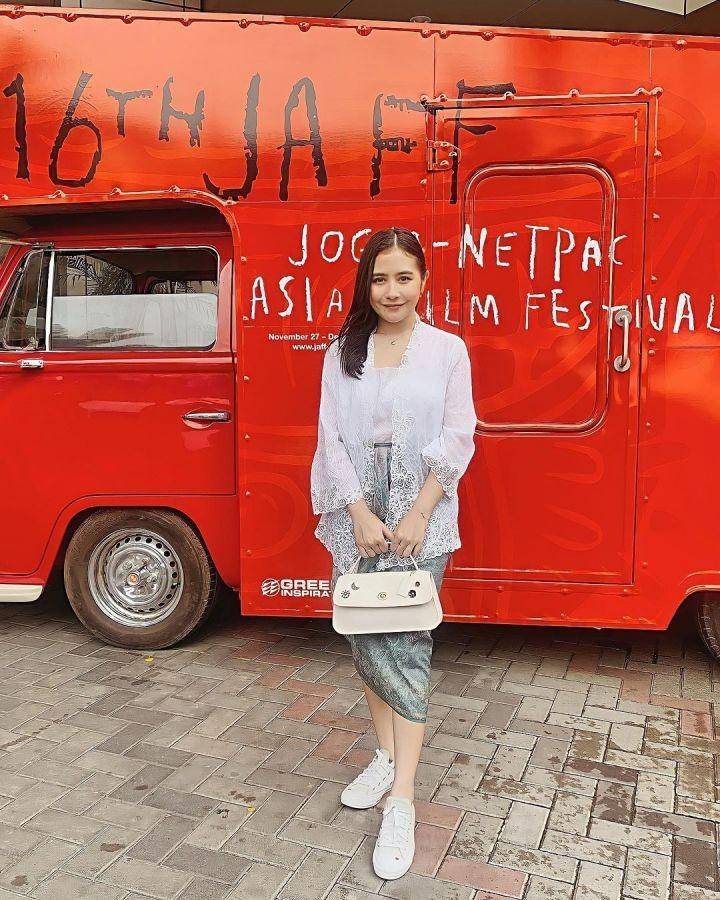 Prilly Latuconsina (instagram.com/prillylatuconsina96)