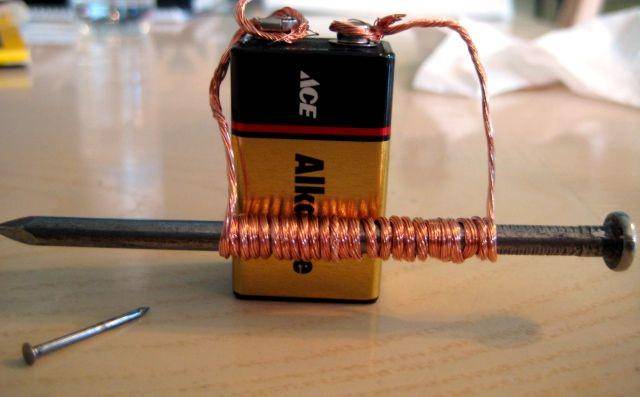 ilustrasi cara membuat magnet dengan elektromagnetik (Wikimedia.org)