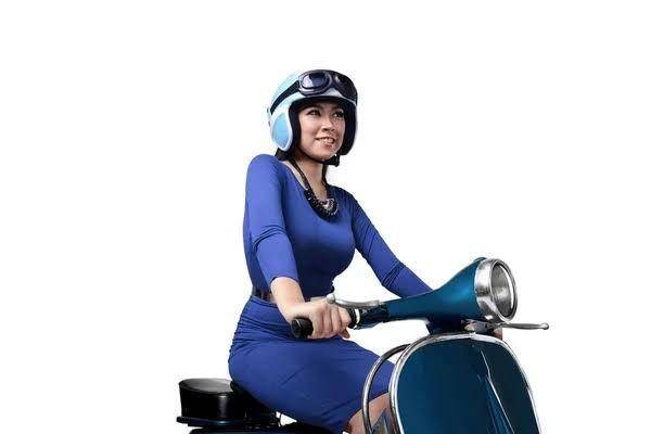 Ilustrasi perempuan mengendarai motor (depositphotos.com)