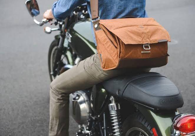 Menggunakan tas selempang saat mengendarai motor (gearmashers.com)