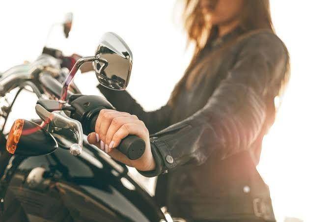 Ilustrasi perempuan mengendarai motor (thekewlshop.com)