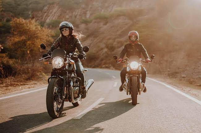 Ilustrasi mengendarai sepeda motor (motodeal.com)
