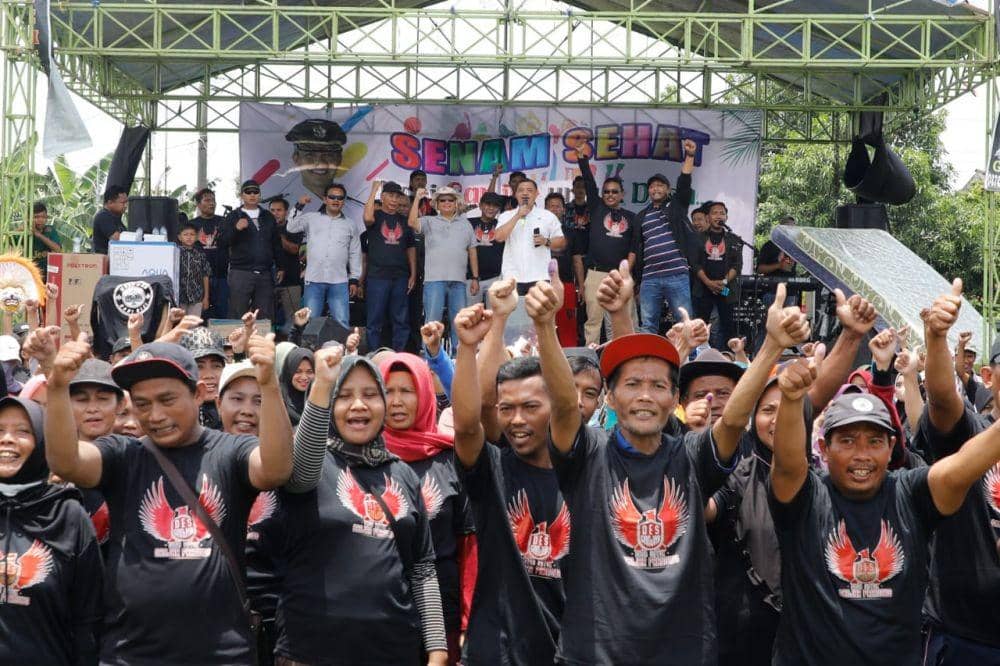 Tampak dari depan relawan Des Ganjar Jateng memakai kaos bergambar burung garuda bercorak merah. (IDN Times/bt)