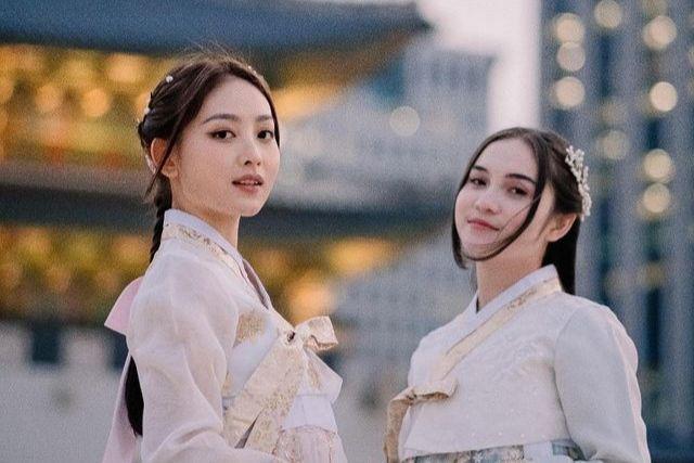 9 Potret Natasha Wilona dan Elina Joerg Pakai Hanbok, Tuai Pujian!