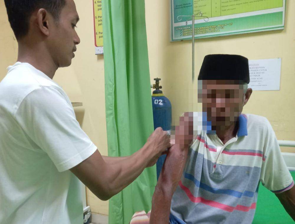 Foto pasien saat diberikan vaksin Anti rabies beberapa waktu lalu (Dok/Dikes Kabupaten Bima)